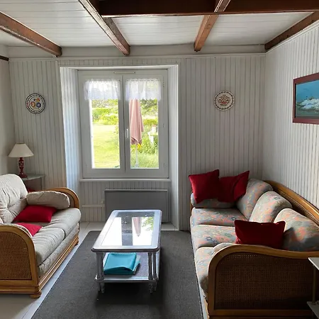 Maison Bretonne Traditionnelle En Bord De *